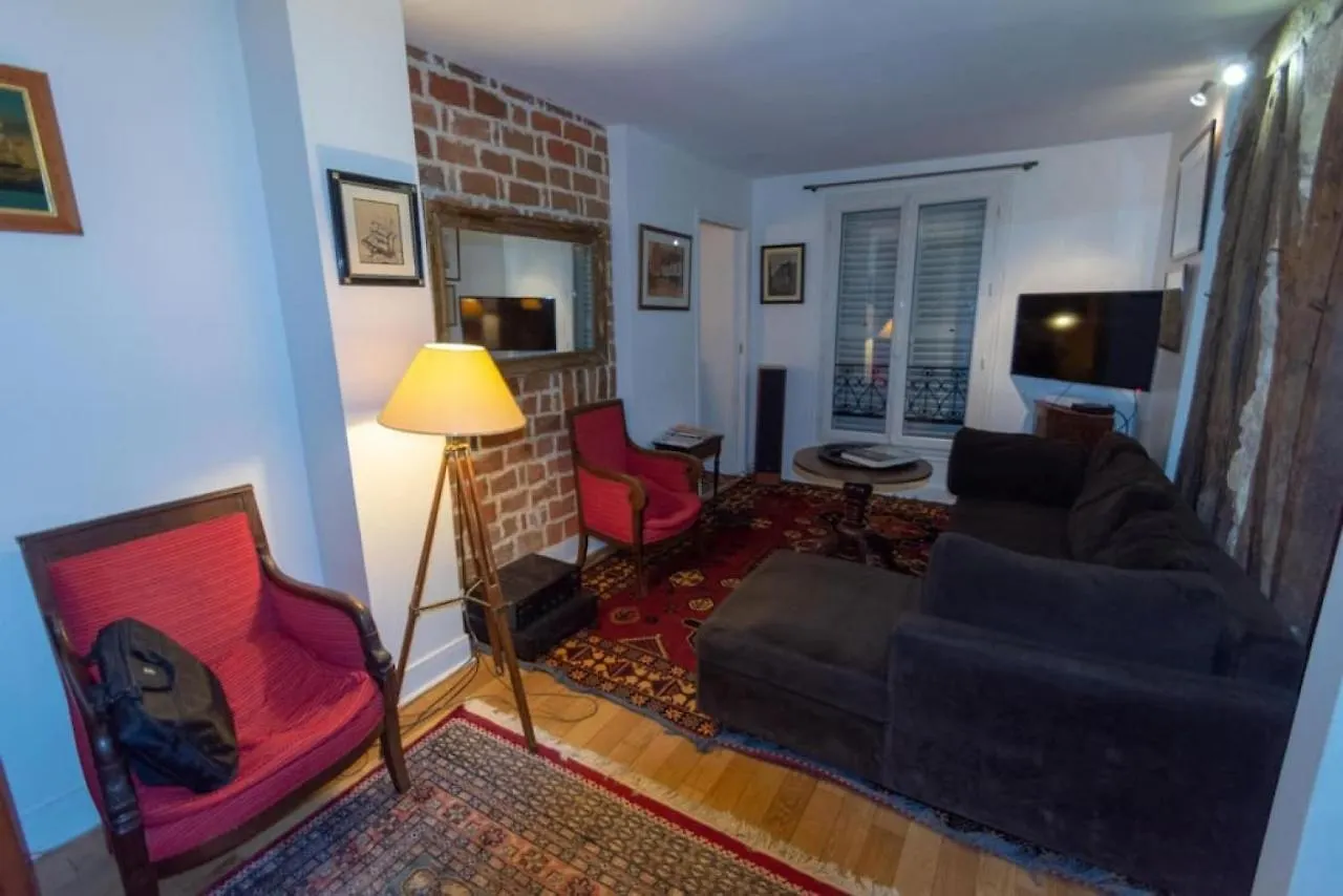 Very French Two Bedroom In The Heart Of باريس