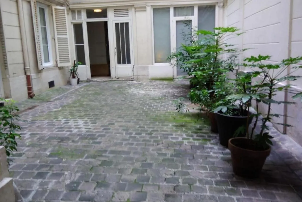 Very French Two Bedroom In The Heart Of باريس شقة